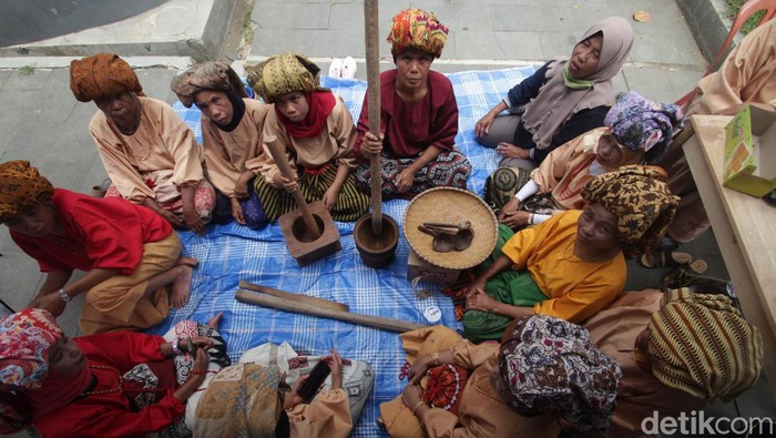Mabate kopi atau menyangrai kopi ala warga Tana Toraja.