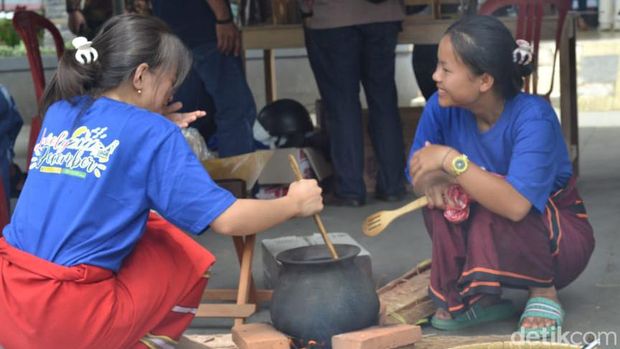 Ma'bate kopi atau menyangrai kopi ala warga Tana Toraja.