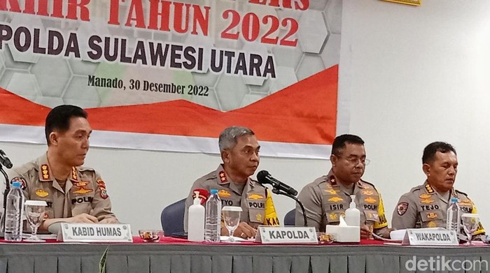 Kabid Humas Polda Sulut Kombes Jules Abraham Abast mendampingi Kapolda Sulut Irjen Setyo Budiyanto.