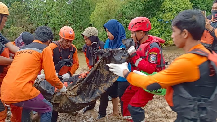 Tim SAR gabungan menemukan satu orang korban longsor di Jalan Poros Maros-Bone, Kabupaten Maros, Sulawesi Selatan (Sulsel).