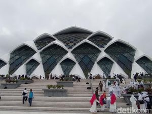 Kemegahan dan Keindahan Masjid Al Jabbar yang Diresmikan Ridwan Kamil