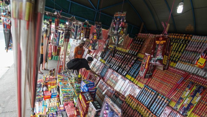 Mendekati Tahun Baru 2023, Pedagang Kembang Api di Kalteng Raup Untung Pembeli memilih kembang api yang dijual di kawasan Jalan Tjilik Riwut, Palangka Raya, Kalimantan Tengah, Jumat (30/12/2022). Pedagang setempat mengaku penjualan kembang api yang dijual dengan harga Rp5.000 hingga Rp700 ribu tersebut mengalami peningkatan sebanyak 70 persen dibanding tahun lalu karena sudah adanya pelonggaran peraturan PPKM pada pesta perayaan malam tahun baru 2023 di kota itu.