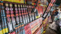 Pedagang melayani pembeli kembang api yang dijual di kawasan Jalan Tjilik Riwut, Palangka Raya, Kalimantan Tengah.