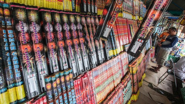 Mendekati Tahun Baru 2023, Pedagang Kembang Api di Kalteng Raup Untung