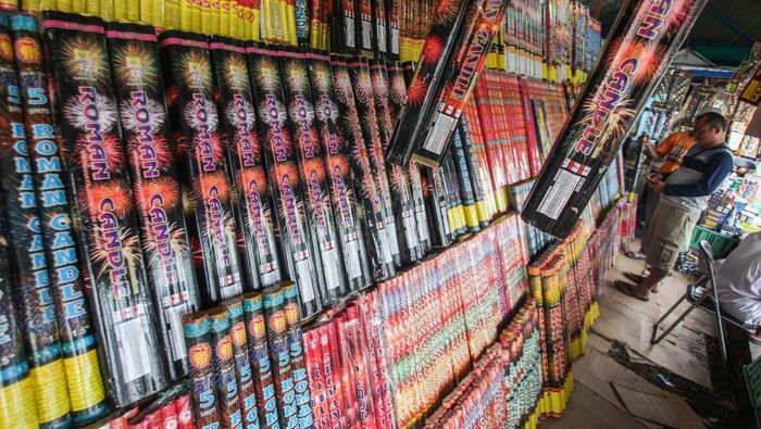 Mendekati Tahun Baru 2023, Pedagang Kembang Api di Kalteng Raup Untung Pembeli memilih kembang api yang dijual di kawasan Jalan Tjilik Riwut, Palangka Raya, Kalimantan Tengah, Jumat (30/12/2022). Pedagang setempat mengaku penjualan kembang api yang dijual dengan harga Rp5.000 hingga Rp700 ribu tersebut mengalami peningkatan sebanyak 70 persen dibanding tahun lalu karena sudah adanya pelonggaran peraturan PPKM pada pesta perayaan malam tahun baru 2023 di kota itu.