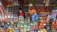 Pedagang setempat mengaku penjualan kembang api yang dijual dengan harga Rp 5.000 hingga Rp 700 ribu tersebut mengalami peningkatan sebanyak 70 persen dibanding tahun lalu karena sudah adanya pelonggaran peraturan PPKM pada pesta perayaan malam tahun baru 2023 di kota itu.   