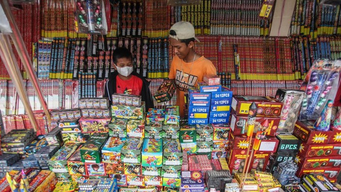 Mendekati Tahun Baru 2023, Pedagang Kembang Api di Kalteng Raup Untung Pembeli memilih kembang api yang dijual di kawasan Jalan Tjilik Riwut, Palangka Raya, Kalimantan Tengah, Jumat (30/12/2022). Pedagang setempat mengaku penjualan kembang api yang dijual dengan harga Rp5.000 hingga Rp700 ribu tersebut mengalami peningkatan sebanyak 70 persen dibanding tahun lalu karena sudah adanya pelonggaran peraturan PPKM pada pesta perayaan malam tahun baru 2023 di kota itu.