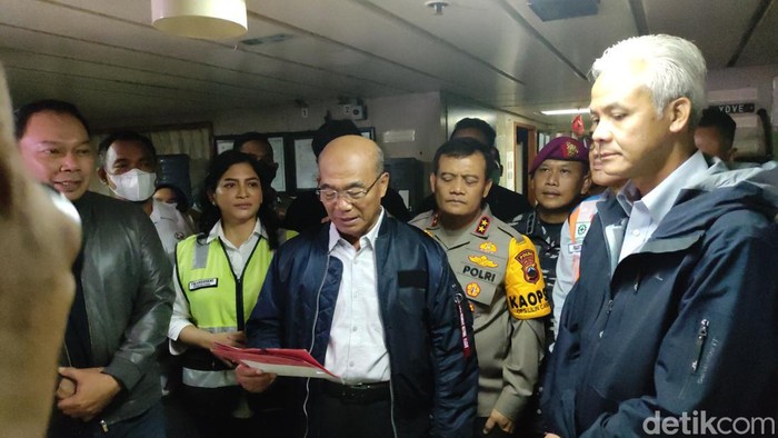 Menko PMK Muhadjir Effendy dan Gubernur Jateng Ganjar Pranowo di Pelabuhan Tanjung Emas, Semarang, Jumat (30/12/2022).