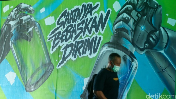 Aturan PPKM resmi dicabut oleh presiden Jokowi. Namun, masyarakat dihimbau agar tetap memakai masker untuk untuk berjaga-jaga dari penularan virus Corona.