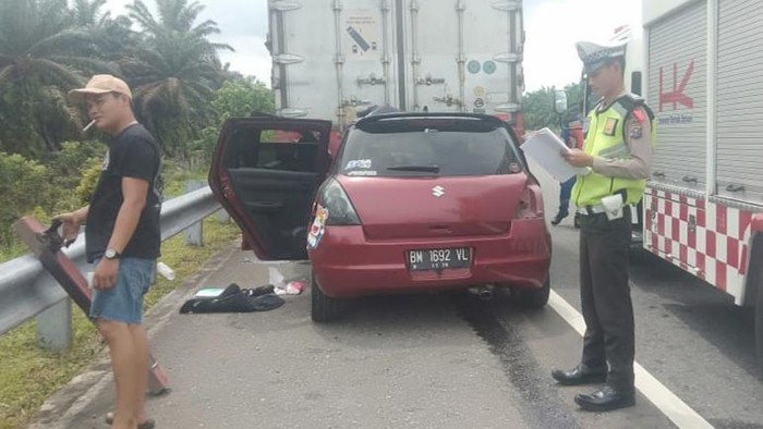 mobil Suzuki Swift BM 1692 VL menabrak ekor truk tronton di Tol Pekanbaru-Dumai, Riau.