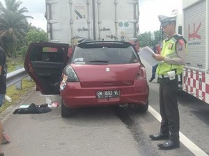 Suzuki Swift Seruduk Ekor Tronton di Tol Pekanbaru-Dumai