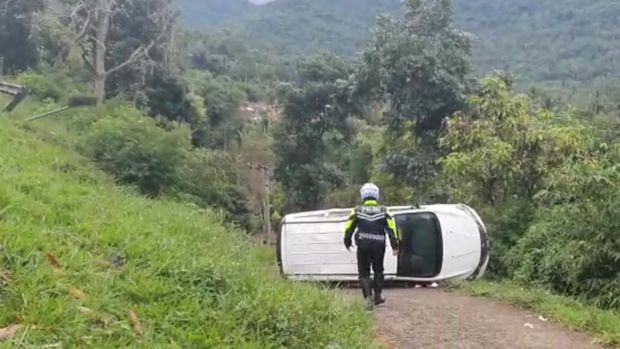 Mobil terguling di turunan curam Gentong, Tasikmalaya