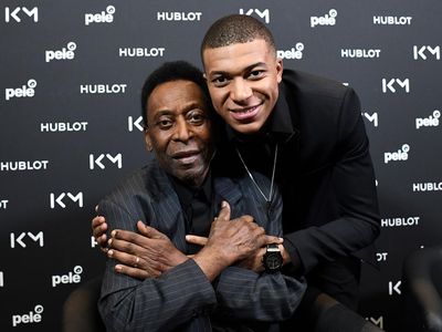 Momen Hangat Pele dengan Bintang Bola Lainnya, Messi hingga Mbappe