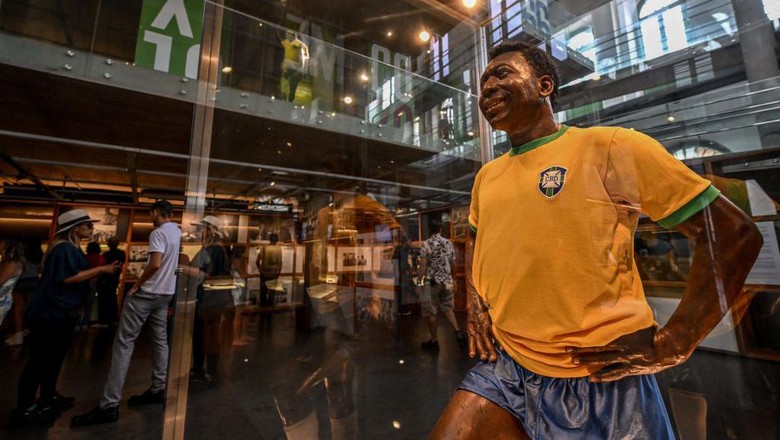 Mengenang Pele Lewat Museum Sang Legenda di Brasil View of a wax figure of Brazils football legend Edson Arantes do Nascimento Pele at the Pele Museum, in Santos, Brazil, on December 27, 2022. - Family members spent Christmas on Sunday with Pele at the Sao Paulo hospital where the legendary footballer is battling worsening cancer as well as kidney and heart problems, according to social media posts by his children. Fans of the player, considered by many the greatest of all time, have been expressing hope for his recovery since he was hospitalized in late November. (Photo by NELSON ALMEIDA / AFP) (Photo by NELSON ALMEIDA/AFP via Getty Images)