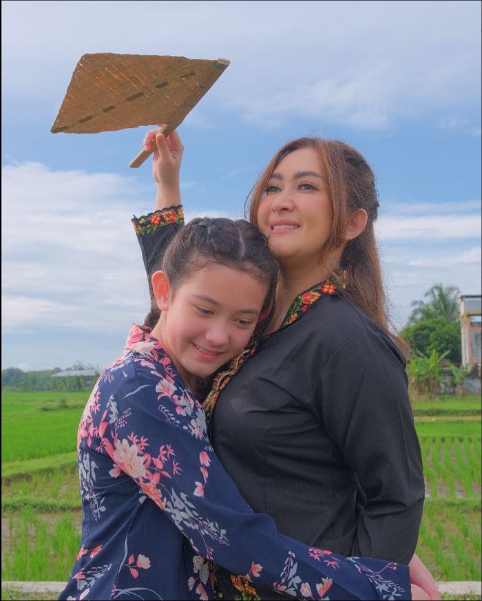 Nafa Urbach bareng anak