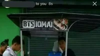 Terlalu kreatif seorang pedagang siomay juga tak mau luput dari kesuksesan boy grup BTS. Bedanya BTS yang dimaksud ini adalah BT Siomay. Foto: Twitter/jowoshitpost