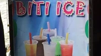 Pemilik kedai ini sepertinya seorang K-popers yang menggemari boy grup BTS. Nama es buatannya sengaja dituliskan Biti Ice. Foto: Twitter/jowoshitpost