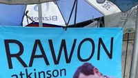Selain membuka bisnis nasi goreng, pemeran Mr. Bean ternyata memiliki usaha sampingan. Rawon khas Malang ini punya nama yang unik yaitu Rawon Atkinson. Foto: Twitter/jowoshitpost