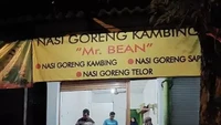 Tak lagi mengendarai mobil hijau yang ikonik, Mr. Bean kini beralih profesi. Kedai penyaji nasi goreng kambing ini diberi nama Mr. Bean.Foto: Twitter/jowoshitpost