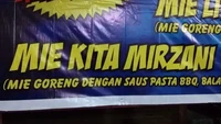 Tampil beda, seorang penjual mie ayam menggunakan nama selebriti tanah air. Mie yang dicampur dengan saus barbeque ini bernama Mie Kita Mirzani. Foto: Twitter/jowoshitpost