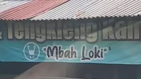 Libur dari film Avengers, tokoh Loki ternyata membuka bisnis kuliner. Kedai milik Mbah Loki ini menyajikan tengkleng kambing khas Solo. Foto: Twitter/jowoshitpost