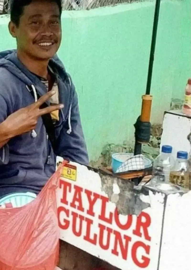 Terinspirasi dari Nama Artis, 10 Penjual Ini Tulis Spanduk Nyeleneh