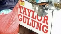 Jajanan bernama telur gulung, populer dikalangan anak-anak. Menjadi penggemar penyanyi asal Amerika Serikat, pedagang ini menamai jualannya Taylor Gulung. Foto: Twitter/jowoshitpost