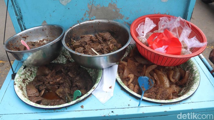 Otong Sasmita menjajakan jeroan dengan merk Itjeu kepada pelanggannya