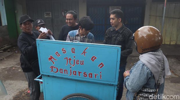 Otong Sasmita menjajakan jeroan dengan merk Itjeu kepada pelanggannya