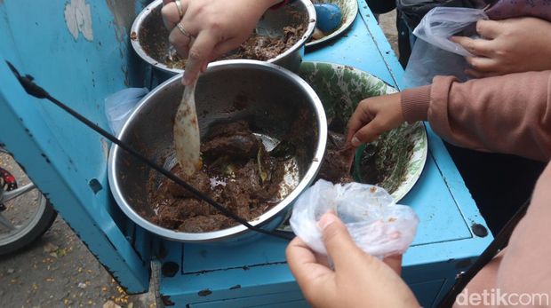 Otong Sasmita menjajakan jeroan dengan merk Itjeu kepada pelanggannya