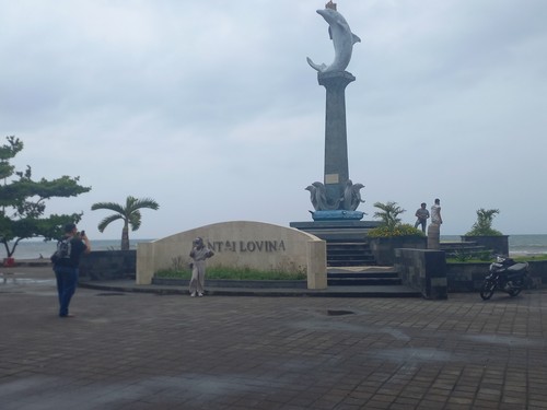 Suasana Pantai Lovina Singaraja, sejumlah wisatawan terlihat berkunjung, Jumat (30/12/2022).