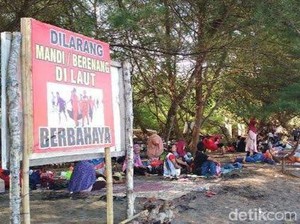 Pengunjung Pantai Serang Blitar Dilarang Mandi-Berenang Saat Cuaca Ekstrem