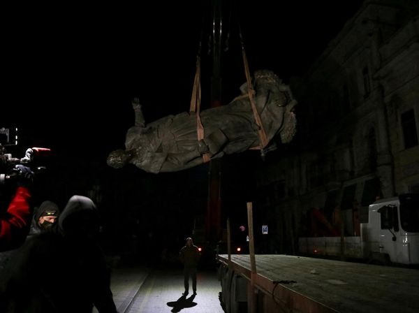 Patung Permaisuri Rusia Dibongkar Warga Ukraina