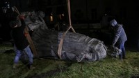 Warga membongkar patung permaisuri Rusia abad ke-18, Catherine the Great di Kota Odesa, Ukraina, Kamis (29/12/2022).
