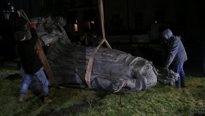 Patung Permaisuri Rusia Dibongkar Warga Ukraina A statue of the 18th century empress of Russia Catherine, the Great, is being demolished after regional council passed a resolution to dismantle a monument symbolising Russian imperial past, amid Russia's invasion of Ukraine, in central Odesa, Ukraine December 29, 2022. REUTERS/Serhii Smolientsev