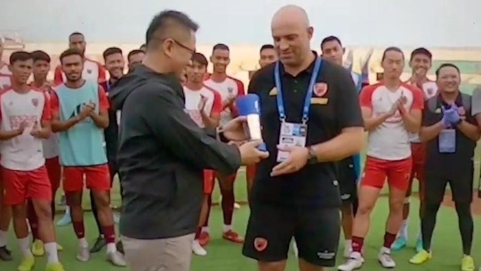Pelatih PSM Makassar dinobatkan sebagai pelatih terbaik Liga 1 bulan September 2022.