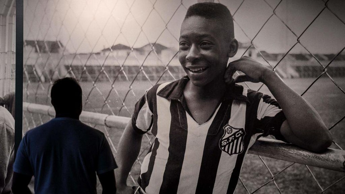 Foto Pele semasa muda yang dipajang di Museum Pele di Santos, Brasil. Foto: AFP via Getty Images/NELSON ALMEIDA