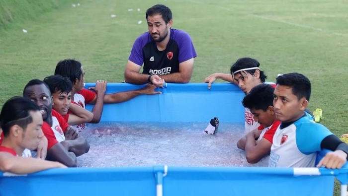 Pemain PSM Makassar melakukan recovery dengan berendam air dingin.