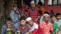 Pengungsi Rohingya berada di lokasi penampungan sementara di SMP Negeri 2 Curei, Gampong Curei, Kecamatan Muara Tiga, Kabupaten Pidie, Aceh.