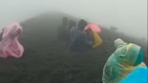 Pendaki terjebak badai di jalur pendakian menuju Puncak Gunung Rinjani Lombok, NTB, Kamis (29/12/2022).