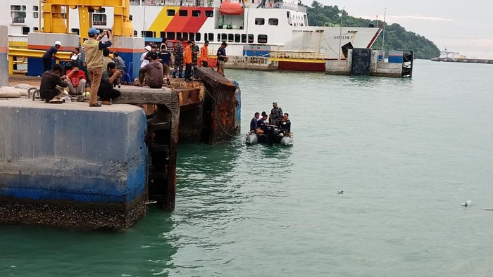 Penyelam TNI AL diterjunkan di Pelabuhan Merak