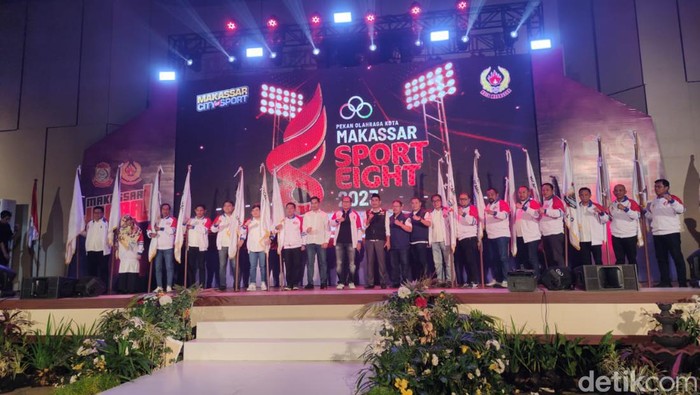 Penyerahan bonus oleh Walkot Makassar Danny Pomanto kepada atlet berprestasi dalam Porprov XVII Sinjai-Bulukumba.