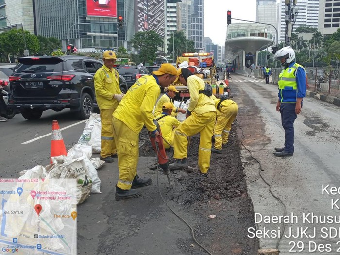 Perbaikan lubang Jl Jenderal Sudirman, Jakarta. (Dok Dinas Bina Marga DKI)