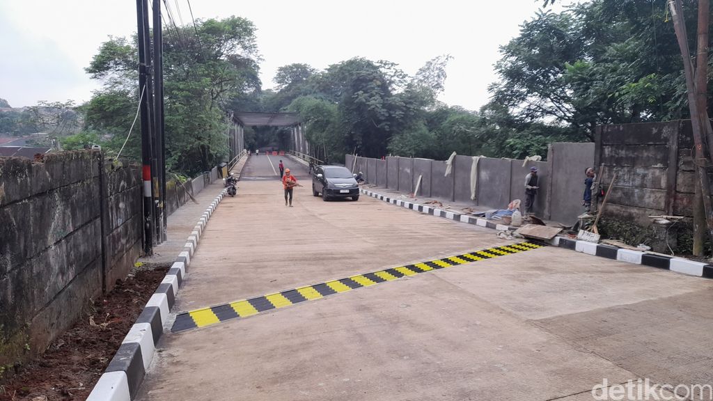 Perbaikan tebing longsor di ujung jembatan Sungai Cisadane, Jl Darul Quran, Bogor Barat, Kota Bogor, kini telah rampung, 30 Desember 2022. (M Sholihin/detikcom)