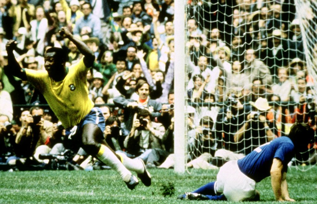 Piala Dunia FIFA 1970 - Final - Brasil v Italia - Estadio Azteca, Mexico City - 21/6/70 Pele dari Brasil merayakan setelah mencetak gol pembuka. (Action Images / Sporting Picture)