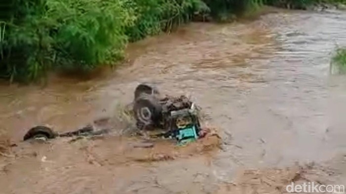 Pikap Pengangkut Pasir di Situbondo Hanyut