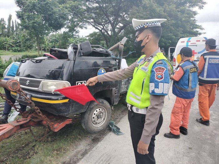 Pikap Tol Sidoarjo-Waru terbalik