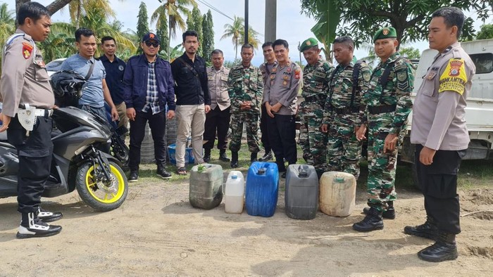 Polisi menyita 50 liter miras jenis ballo di Kabupaten Pinrang, Sulawesi Selatan (Sulsel).