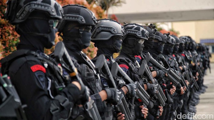 Polairud Gelar Apel Pengamanan Tahun Baru 2022 Puluhan pasukan polri melakukan Apel Gelar Pasukan Dalam Rangka Menghadapi Bencana Pada Operasi Lilin 2022 di Tanjung Priok, Jakarta Utara.