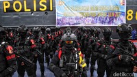 Personel Ditpolair Korpolairud Baharkam Polri saat mengikuti Apel kesiapan satgas kontijensi menghadapi bencana di Lapangan Apel Ditpolair Baharkam Polri, Tanjung Priok, Jakarta Utara.